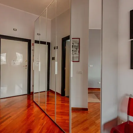 Guesthost - Elegant In The Heart Of Appartamento Genova