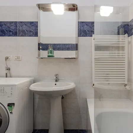 Guesthost - Elegant In The Heart Of *