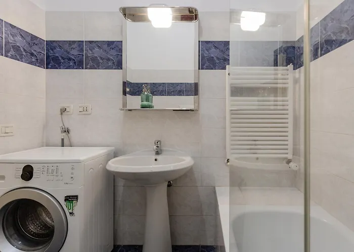 Guesthost - Elegant In The Heart Of *