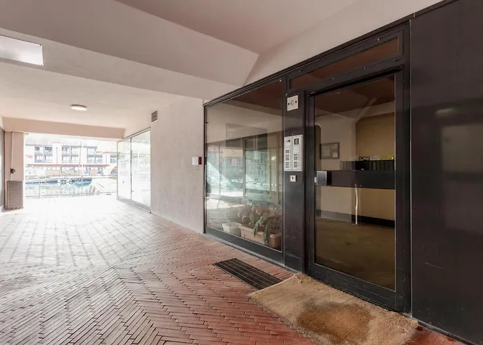 Guesthost - Elegant In The Heart Of